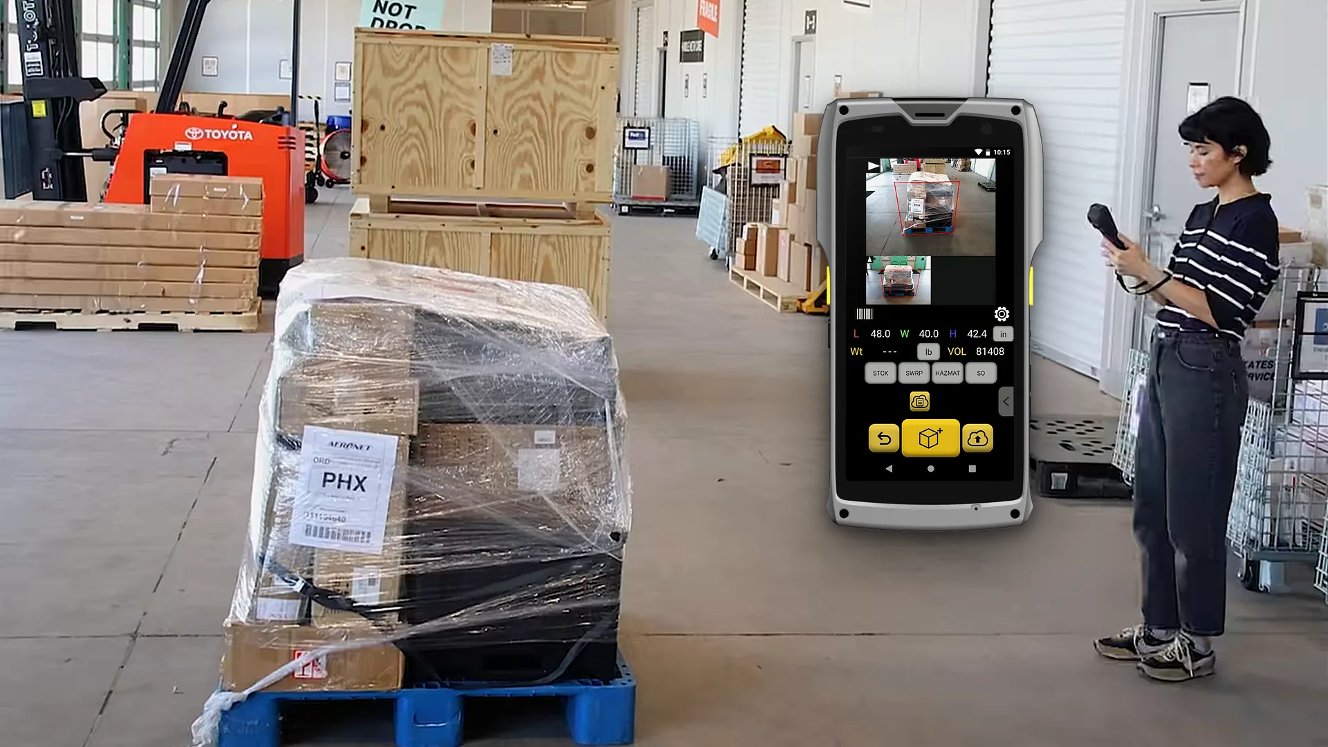 An operator aims the M2 at a stretch-wrapped pallet; the Pallets app shows the pallet outlined with length 48.0, width 40.0 and height 42.4 in